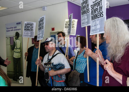 London, UK. 5. Juli 2013. Demonstranten in den Büros der Remploy nachdem bekannt wurde, dass neun Remploy-Fabriken, die mehr als 260 Menschen mit Behinderungen beschäftigen zu schließen. Bildnachweis: Paul Davey/Alamy Live-Nachrichten Stockfoto