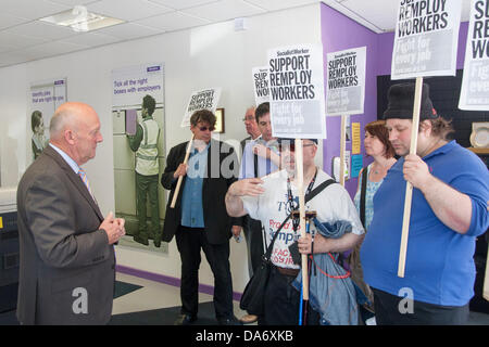 London, UK. 5. Juli 2013. Ein Beamter der Remploy hört ein Demonstrant, ihre Southwark Büros nach der Schließung neun Remploy Fabriken wurde angekündigt überfallen, Risiko 260 behinderte Menschen Arbeitsplätze gefährden. Bildnachweis: Paul Davey/Alamy Live-Nachrichten Stockfoto