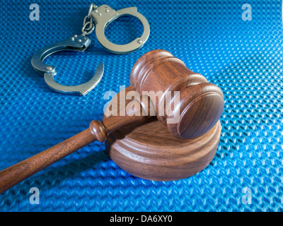 Stilleben, Richters Hammer und Stürmer Block und Handschellen, USA Stockfoto