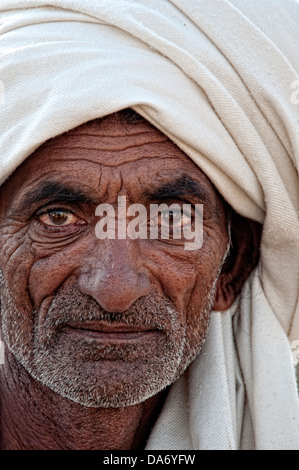 Porträt des Mannes mit einem großen Turban in Kutch Region. Gujarat. Indien Stockfoto