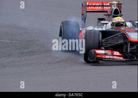 McLaren Mercedes steuert sein Auto während dem ersten Training auf der Rennstrecke Nürburgring, Nuerburg, Deutschland. 5. Juli 2013. Mexikanische Formel-1-Pilot Sergio Perez von McLaren Mercedes steuert sein Auto während dem ersten Training auf der Nürburgring Rennstrecke, Nuerburg, Deutschland, 5. Juli 2013. Die Formel 1 Grand Prix von Deutschland statt findet am 7. Juli 2013. Foto: David Ebener/Dpa/Alamy Live News Stockfoto