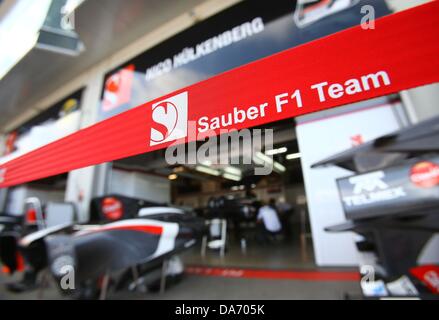 Nuerburg, Deutschland. 4. Juli 2013. Die Teamgarage von Sauber in der Boxengasse auf der Rennstrecke Nürburgring in Nuerburg, Deutschland, 4. Juli 2013 zu sehen. Die Formel 1 Grand Prix von Deutschland stattfinden am 7. Juli 2013. Foto: Jens Büttner/Dpa/Alamy Live News Stockfoto