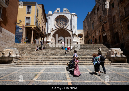 Touristen auf Stufen hinauf auf die Fassade der Kathedrale von Tarragona Katalonien Spanien Stockfoto