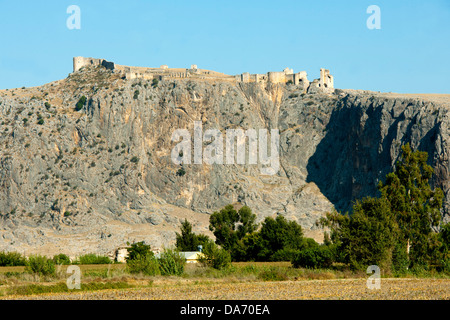 Ägypten, Provinz Osmaniye, Blick Über Die Ausgrabungen des antiken Anazarbos Auf Den Burgfelsen Mit Oberburg Stockfoto