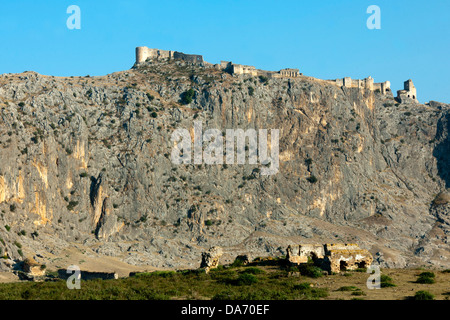 Ägypten, Provinz Osmaniye, Blick Über Die Ausgrabungen des antiken Anazarbos Auf Den Burgfelsen Mit Oberburg Stockfoto