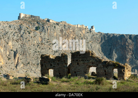 Ägypten, Provinz Osmaniye, Blick Über Die Ausgrabungen des antiken Anazarbos Auf Den Burgfelsen Mit Oberburg Stockfoto