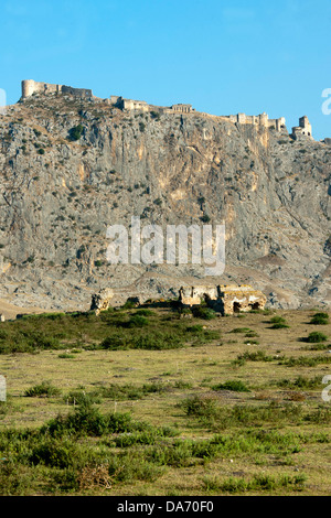 Ägypten, Provinz Osmaniye, Blick Über Die Ausgrabungen des antiken Anazarbos Auf Den Burgfelsen Mit Oberburg Stockfoto