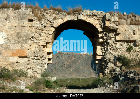 Ägypten, Provinz Osmaniye, Blick Über Die Ausgrabungen des antiken Anazarbos Auf Den Burgfelsen Mit Oberburg Stockfoto