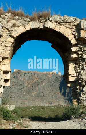 Ägypten, Provinz Osmaniye, Blick Über Die Ausgrabungen des antiken Anazarbos Auf Den Burgfelsen Mit Oberburg Stockfoto