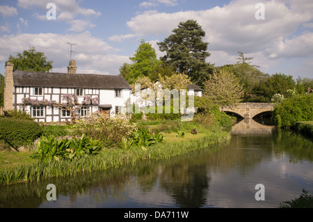 Schwarz / weiß Dorf von Eardisland auf dem Fluss Pfeil, Herefordshire, England, UK Stockfoto