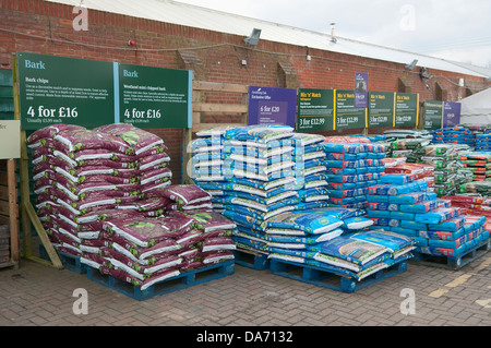 Taschen von dekorative Rinde und Kompost gestapelt auf Paletten im Weyvale Garden Centre in Woodbridge, Suffolk, UK. Stockfoto