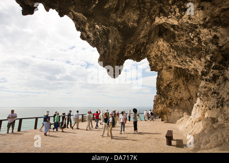 Salalah, Oman Mughsail Beach, Besucher am Aussichtspunkt unter dramatischen Klippen Stockfoto