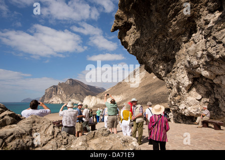 Salalah, Oman Mughsail Beach, Besucher am Aussichtspunkt unter dramatischen Klippen Stockfoto