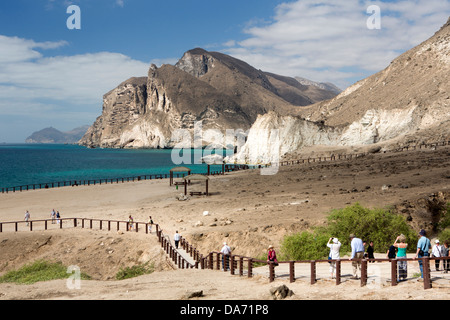 Salalah, Oman Mughsail Beach, Touristen an dramatische Küstenlinie Aussichtspunkt Stockfoto