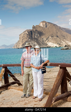 Salalah, Oman Mughsail Beach, Touristen posieren für Erinnerungsfoto an dramatische Küstenlinie Aussichtspunkt Stockfoto