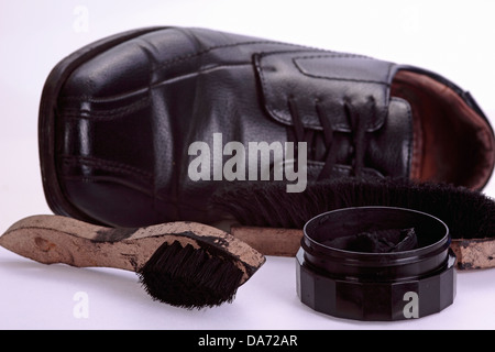 Schuh und Schuhe Reinigungs-Kit auf dem weißen Hintergrund Stockfoto