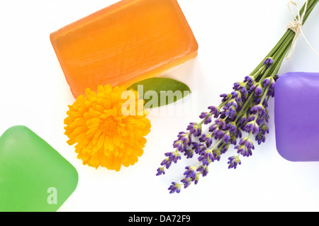 Handgemachte Glyzerin Seifen mit Blumen auf weißem Hintergrund. Natürliche Schönheitspflege - Lavendel und Ringelblume (Calendula Officinalis). Stockfoto