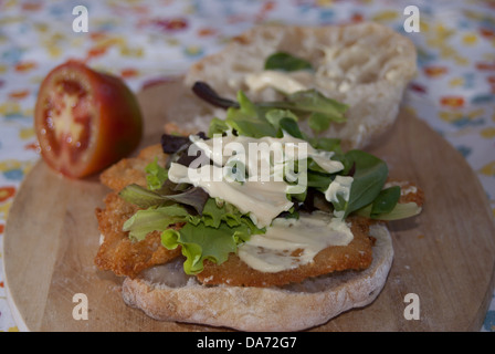 Eine typische italienische Sandwich mit Huhn Schnitzel und mayonnaise Stockfoto