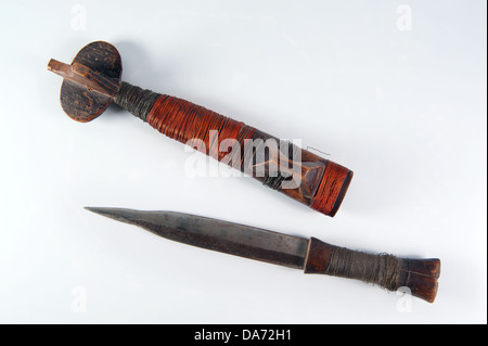 Mosambik traditionellen antiken Dolch mit einem Mantel, isoliert Stockfoto