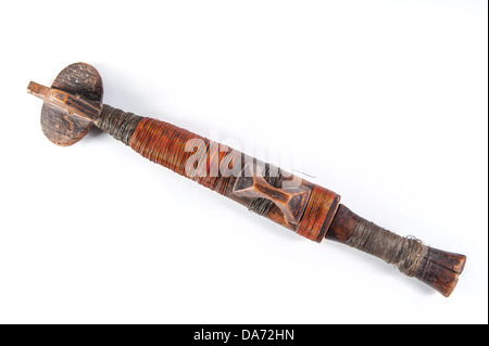 Mosambik traditionellen antiken Dolch mit einem Mantel, isoliert Stockfoto