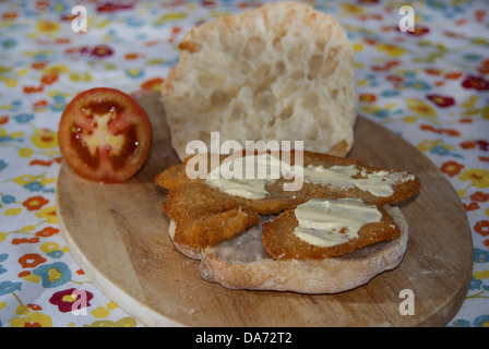 Eine typische italienische Sandwich mit Huhn Schnitzel und mayonnaise Stockfoto