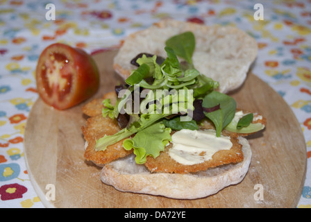 Ein typisch italienisch-Sandwich mit Huhn Schnitzel und Gemüse Salat Stockfoto