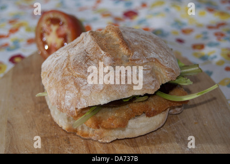 Ein typisch italienisch-Sandwich mit Huhn Schnitzel und Gemüse Salat Stockfoto