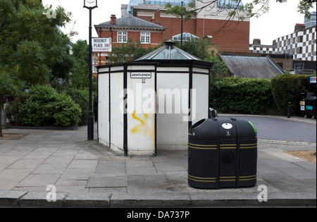 Mens öffentlichen WC oder Urinal Regency Hotel London Stockfoto