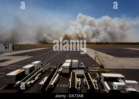 Am 3. März 2013 schließt der Flughafen San Salvador International Airport in San Salvador, Zentralamerika, eine Reihe von Geräten, die vom Terminal aus gesehen werden Stockfoto