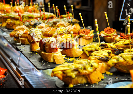 Pintxos in einer baskischen Bar zu verkaufen Stockfoto