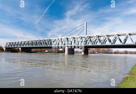 Rheinbrücke Maximiliansau in Karlsruhe, Deutschland Stockfoto