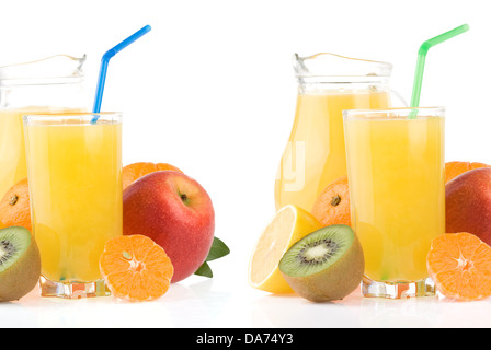 Reife Früchte und Saft im Glas isoliert auf weißem Hintergrund Stockfoto