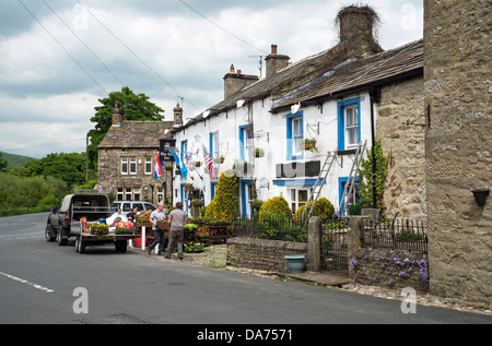 Die Blumenampeln aufstellen, im Sommer bei der Blue Bell Inn Kettlewell Wharfedale Yorkshire Dales England Stockfoto