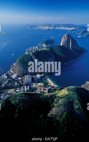 Eingang der Guanabara-Bucht Sugar Loaf Mountain Praia Vermelha und Urca Nachbarschaft, Rio De Janeiro Brasilien. Stockfoto