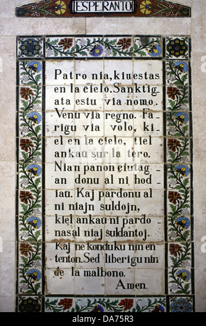 Panel bezeichnet mit dem Gebet des Herrn in Esperanto Sprache im Kreuzgang der Römisch-katholischen Pater Noster Kirche Teil einer Karmeliterkloster auch bekannt als das Heiligtum der Eleona auf dem Ölberg in Ost-jerusalem Israel Stockfoto