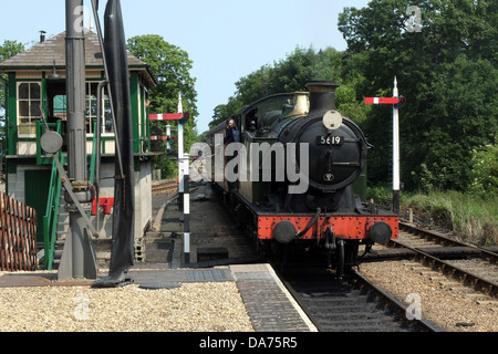 Ein Dampfzug kommt bei Holt Bahnhof auf die North Norfolk railway Stockfoto