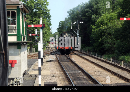 Ein Dampfzug kommt bei Holt Bahnhof auf die North Norfolk railway Stockfoto