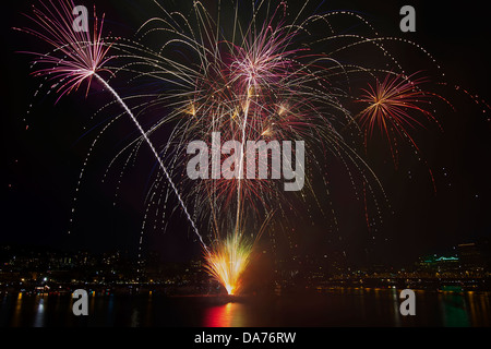 4. Juli Independence Day 2013 Feuerwerk an Portland Oregon Downtown Waterfront aus dem Kahn am Willamette River Stockfoto