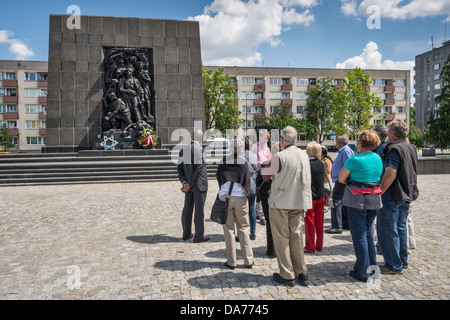 Besucher des Heldendenkmals des Ghettos, vor dem POLIN Museum der Geschichte der polnischen Juden, Warschau, Polen Stockfoto