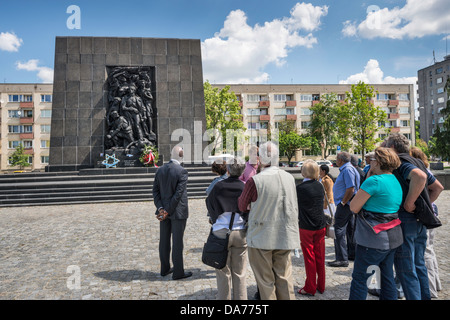 Besucher im Ghetto Helden Denkmal, vor dem Museum der Geschichte der polnischen Juden in Warschau, Polen Stockfoto