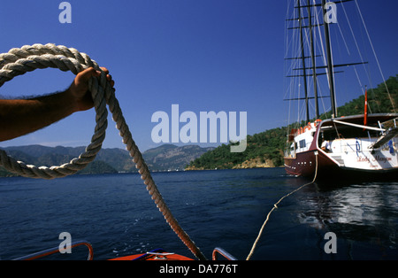 Segeln entlang der Küste der türkischen Riviera in der Nähe von Marmaris Südwestküste Türkei Stockfoto