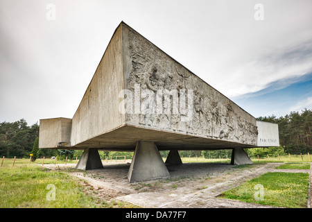 Wand der Erinnerung Denkmal Low Reliefs an Stelle des Kulmhof Nazi-Vernichtungslager in der Nähe von Dorf Chelmno nad Nerem, Polen Stockfoto