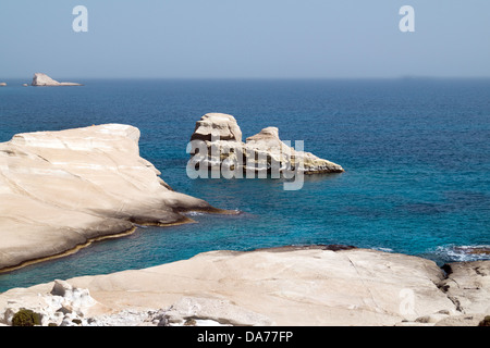 Höhlen und Felsformationen am Meer am Sarakiniko Bereich auf der Insel Milos, ein Griechenland Stockfoto
