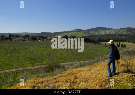 Junge Frau in Jesreel-Tal wandern, eine große fruchtbare Ebene und im Landesinneren Tal südlich der unteren Galiläa in Israel. Stockfoto