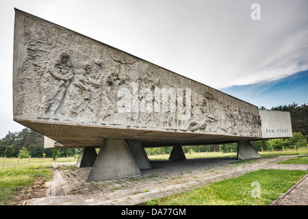 Wand der Erinnerung Denkmal Low Reliefs an Stelle des Kulmhof Nazi-Vernichtungslager in der Nähe von Dorf Chelmno nad Nerem, Polen Stockfoto