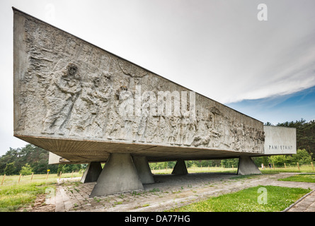 Wand der Erinnerung Denkmal Low Reliefs an Stelle des Kulmhof Nazi-Vernichtungslager in der Nähe von Dorf Chelmno nad Nerem, Polen Stockfoto