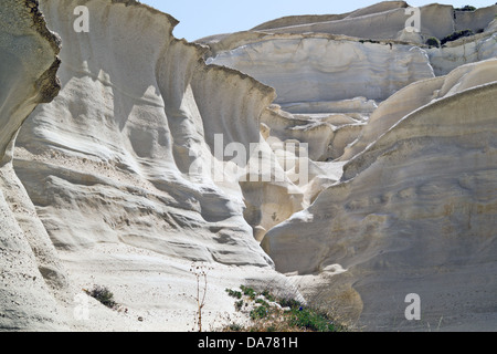 Höhlen und Felsformationen am Meer am Sarakiniko Bereich auf der Insel Milos, ein Griechenland Stockfoto