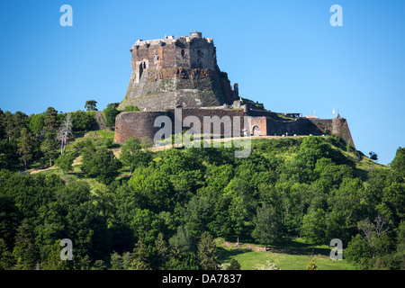 Die Burg von Murol auf seiner basaltischen Landzunge (Puy-de-Dôme - Frankreich). Château de Murol Sur Son Promontoire de Basalte (Frankreich). Stockfoto