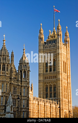 Reich verzierte Turm am Eingang West der Palast von Westminster mit Flagge von Großbritannien fliegen. Stockfoto