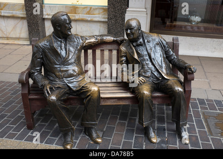 Bronzestatuen von Franklin D Roosevelt und Winston Churchill Bond Street London Stockfoto